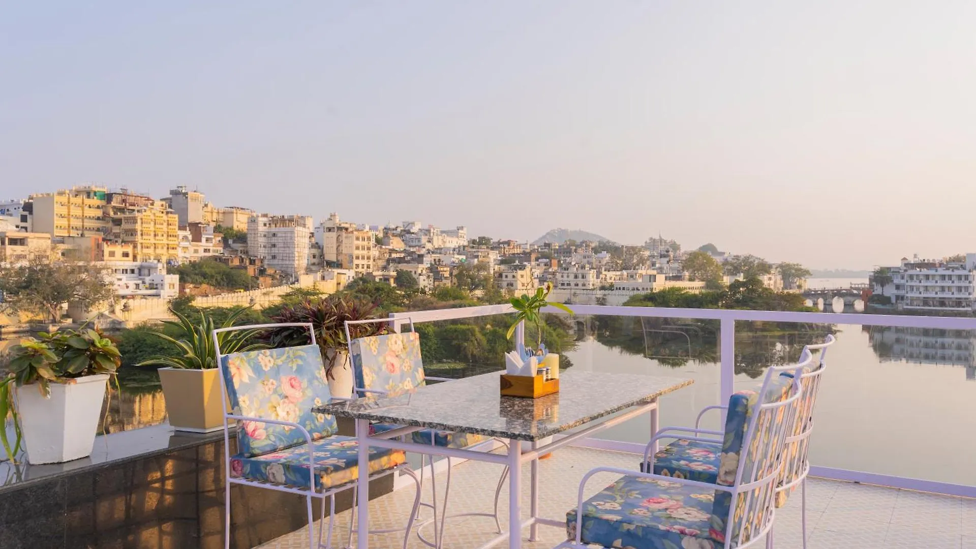 Natural Lake View Hotel Udaipur Indien
