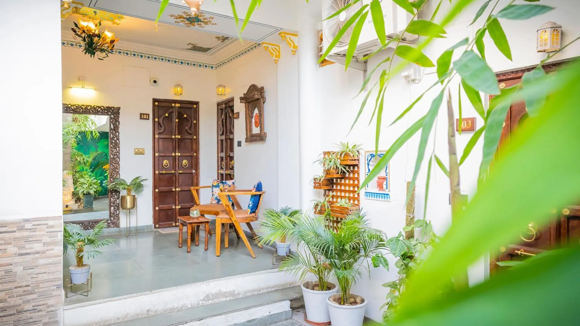 Natural Lake View Hotel Udaipur Indien