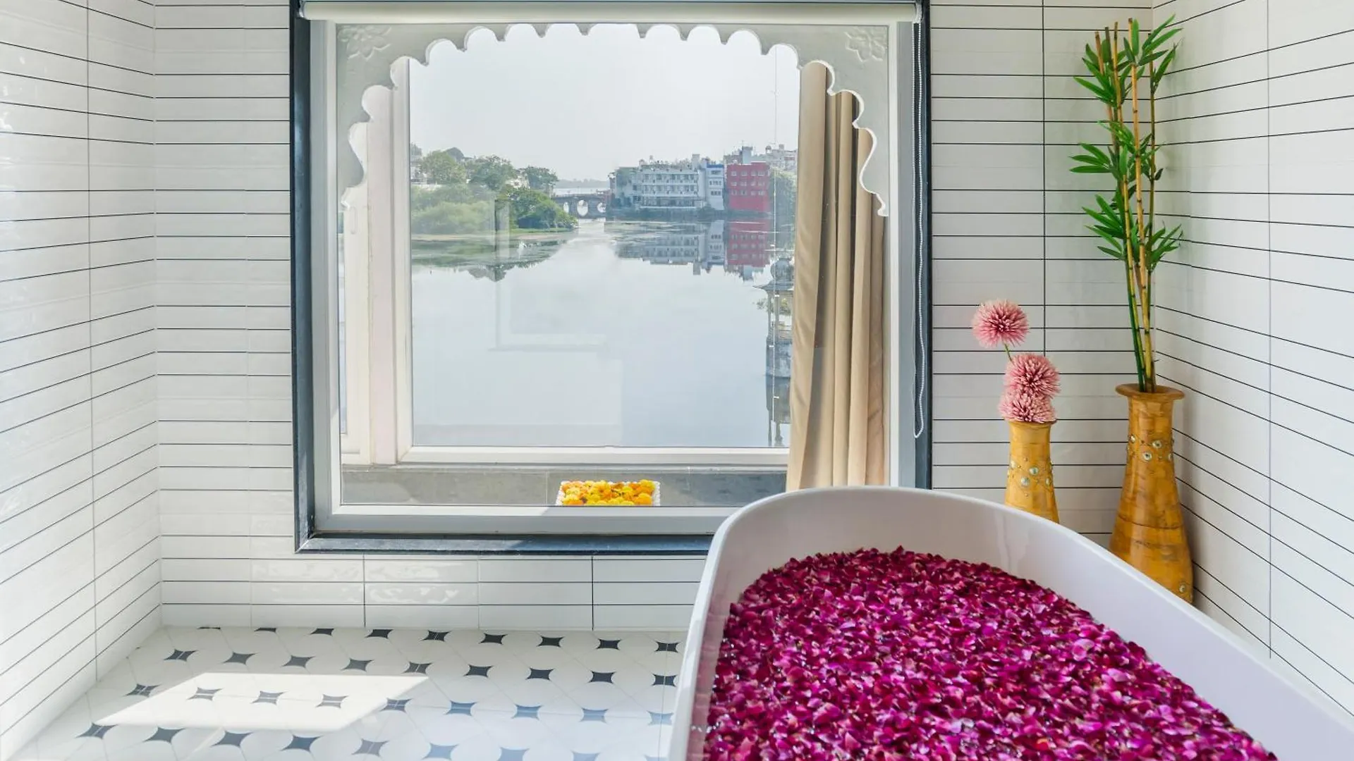 **  Natural Lake View Hotel Udaipur Indien